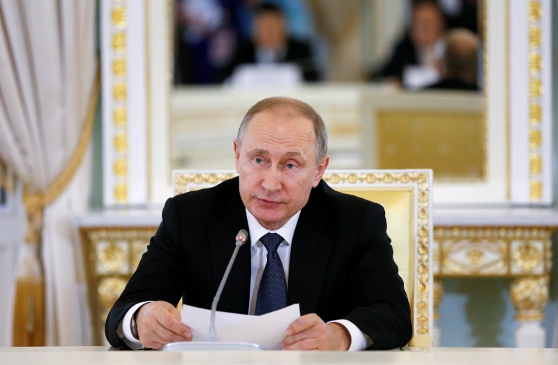 © Reuters. Владимир Путин на встрече с членами РФПИ и иностранными инвесторами в Санкт-Петербурге