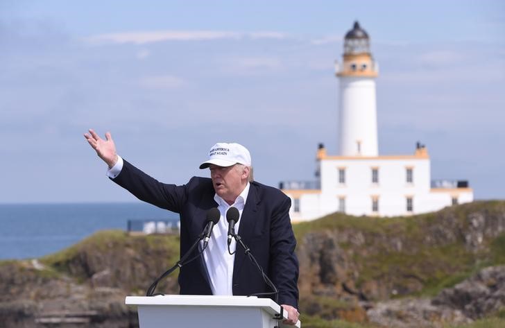 © Reuters. Pré-candidato presidencial republicano dos EUA Donald Trump durante entrevista coletiva em Turnberry, na Escócia