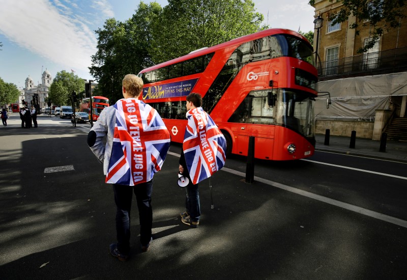 © Reuters. Vote leave supporters stand outside Downing Street in London
