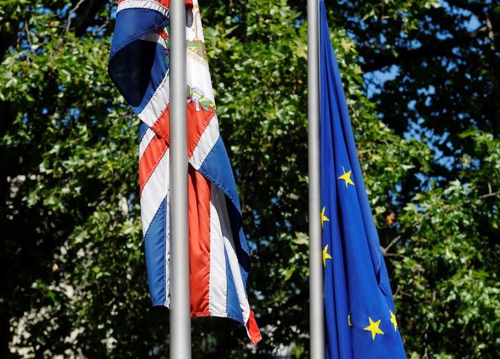 © Reuters. Bandeiras do Reino Unido e da União Europeia na embaixada britânica em Viena