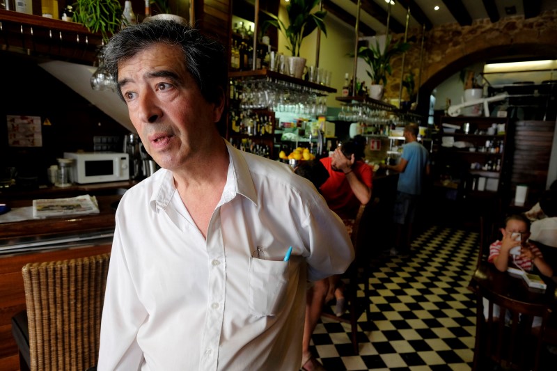 © Reuters. Restaurant manager Antonio Aguado talks to Reuters TV in Javea near Alicante, Spain, after Britain voted to leave the European Union in the EU Brexit referendum