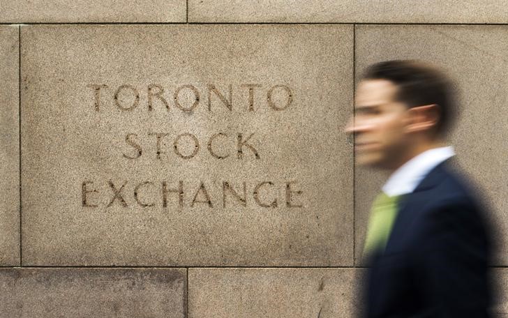 © Reuters. Мужчина у здания фондовой биржи в Торонто
