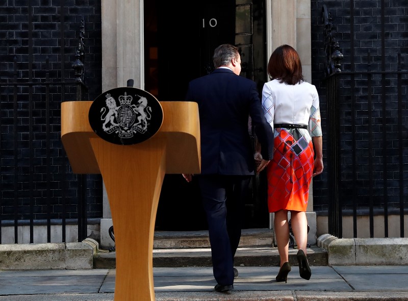 © Reuters. Premiê britânico, David Cameron, e esposa, Samantha, entrando em gabinente, em Londres