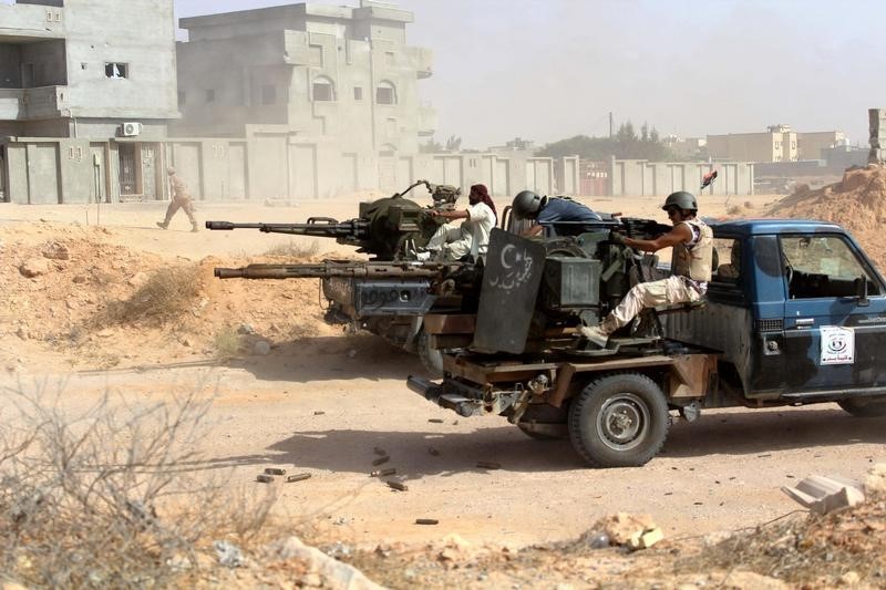 © Reuters. مسؤول: مقتل 14 في اشتباكات بين القوات الليبية والدولة الإسلامية في سرت