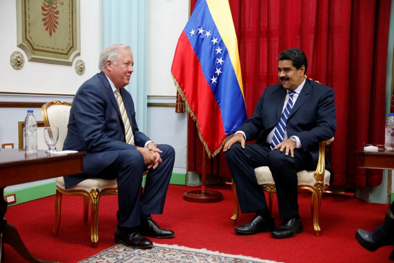 © Reuters. Venezuela's President Nicolas Maduro attends a meeting with U.S. diplomat Shannon at Miraflores Palace in Caracas