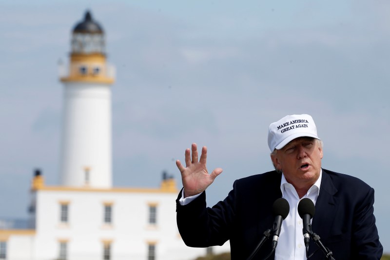 © Reuters. Republican presidential candidate Donald Trump speaks during a press conference at Turnberry Golf course in Turnberry