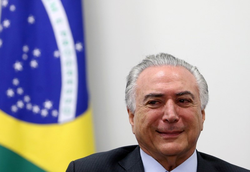 © Reuters. Presidente interino Michel Temer, em reunião com sua equipe econômica, no Palácio do Planalto, em Brasília