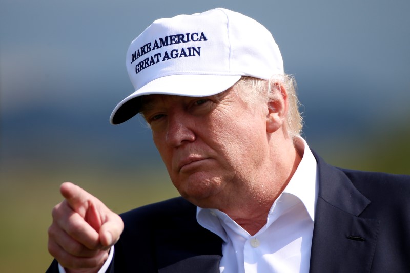 © Reuters. Republican presidential candidate Donald Trump speaks during a news conference at Turnberry Golf course in Turnberry