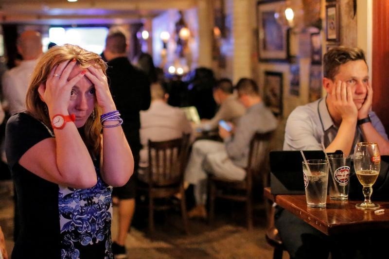 © Reuters. People gathered in The Churchill Tavern, a British themed bar, react as the BBC predicts Britain will leave the European Union, in the Manhattan borough of New York