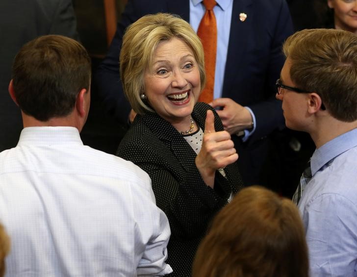 © Reuters. Democratic U.S. presidential candidate Hillary Clinton gives the thumbs up to the crowd at a campaign rally in Columbus