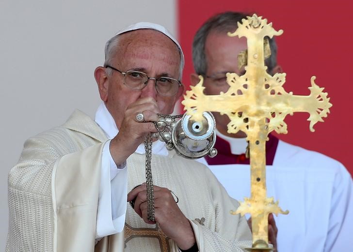 © Reuters. البابا يصلي من أجل عدم تكرار "الإبادة الجماعية" للأرمن