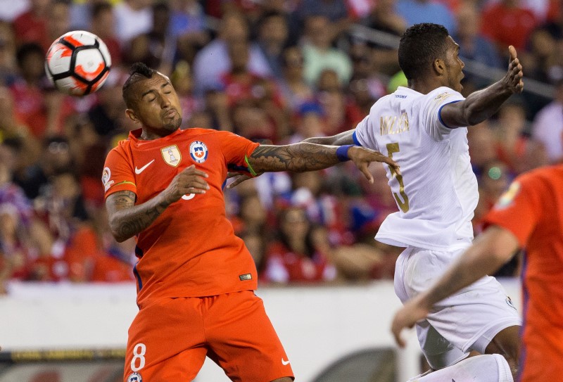 © Reuters. Vidal espera el mejor partido de Chile para ganar la Copa América a Argentina