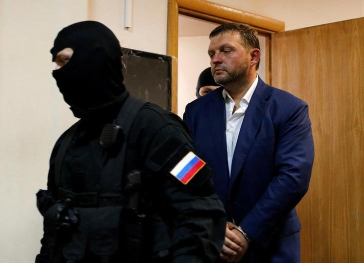 © Reuters. Губернатор Кировской области Никита Белых в здании суда в Москве