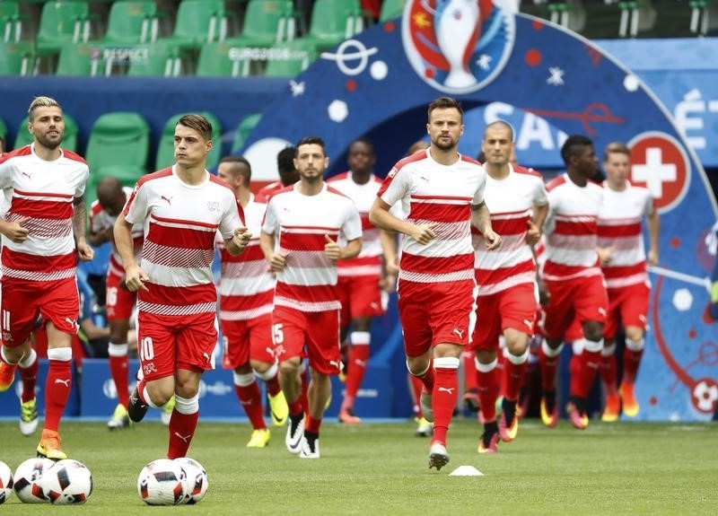 © Reuters. عودة أربعة لاعبين أساسين لتشكيلة بولندا أمام سويسرا
