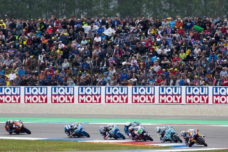 © Reuters. KTM Moto3 rider Miguel Olivera of Portugal (R) leads the pack during the race at the TT Assen Grand Prix at Assen, Netherlands