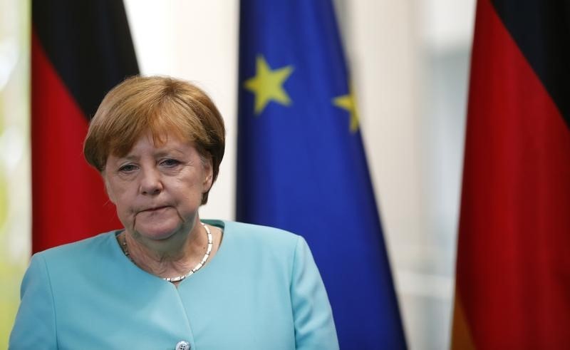 © Reuters. German Chancellor Merkel arrives for a statement in Berlin