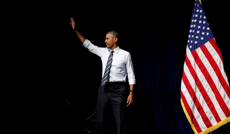 © Reuters. U.S. President Barack Obama waves as he arrives to speak at a fundraiser for Washington Governor Jay Inslee in Seattle