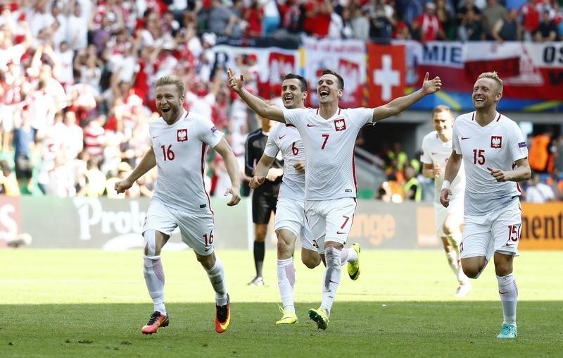 © Reuters. بولندا تهزم سويسرا بركلات الترجيح لتبلغ دور الثمانية