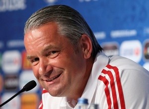 © Reuters. Hungary's coach Bernd Storck attends a news conference