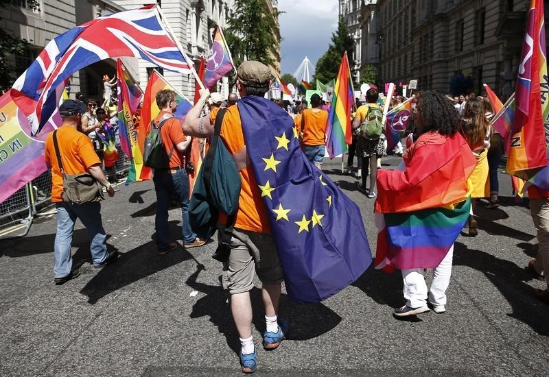 © Reuters. عشرات الآلاف يتدفقون على شوارع لندن للاحتفال بالمهرجان السنوي للمثليين