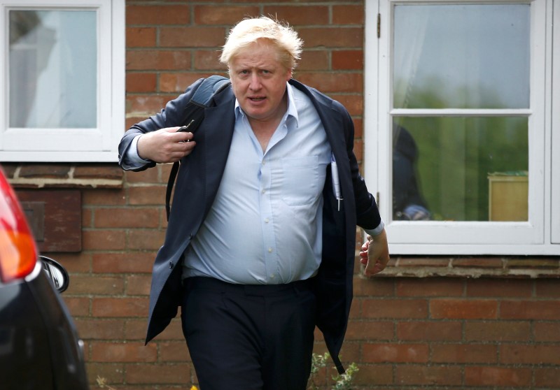 © Reuters. Vote Leave campaign leader Boris Johnson leaves his home in Oxfordshire