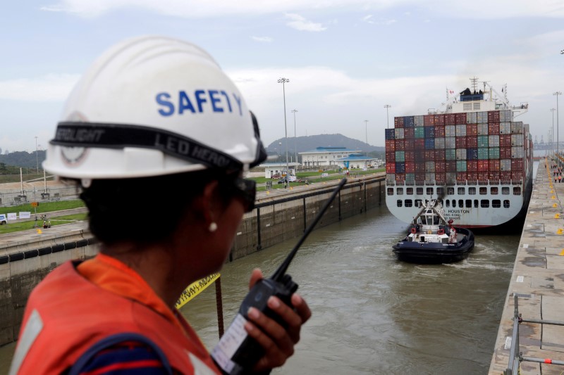 © Reuters. A worker talks on a walkie talkie as cargo ship named Cosco Houston, navigates through Cocoli locks during a test of the new set of locks of the Panama Canal expansion project on the Pacific side in Cocoli, on the outskirts of Panama City, Panama
