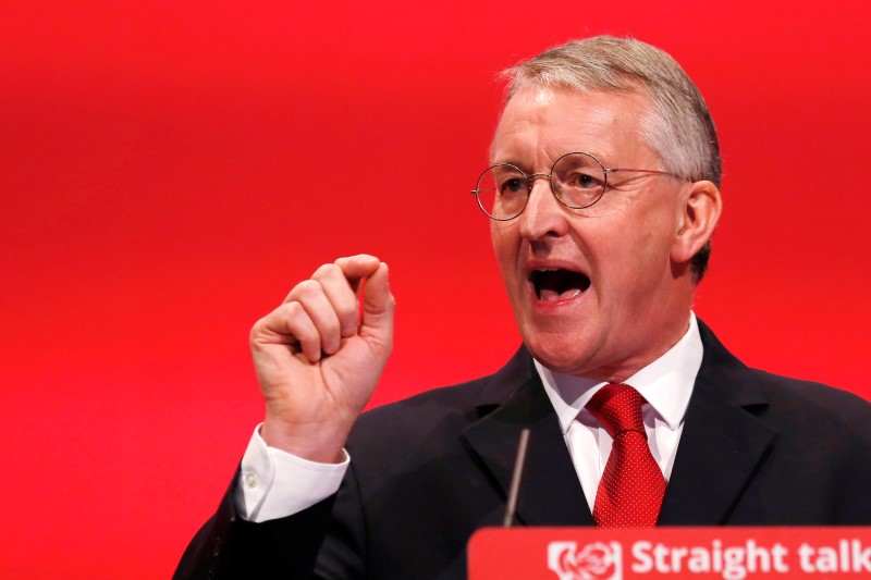 © Reuters. Britain's shadow Foreign Secretary Hilary Benn speaks at the annual Labour Party Conference in Brighton, southern Britain