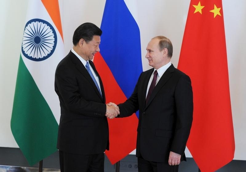 © Reuters. Russian President Vladimir Putin shakes hands with Chinese President Xi Jinping during the BRICS leaders meeting ahead of the G20 summit in Antalya, Turkey