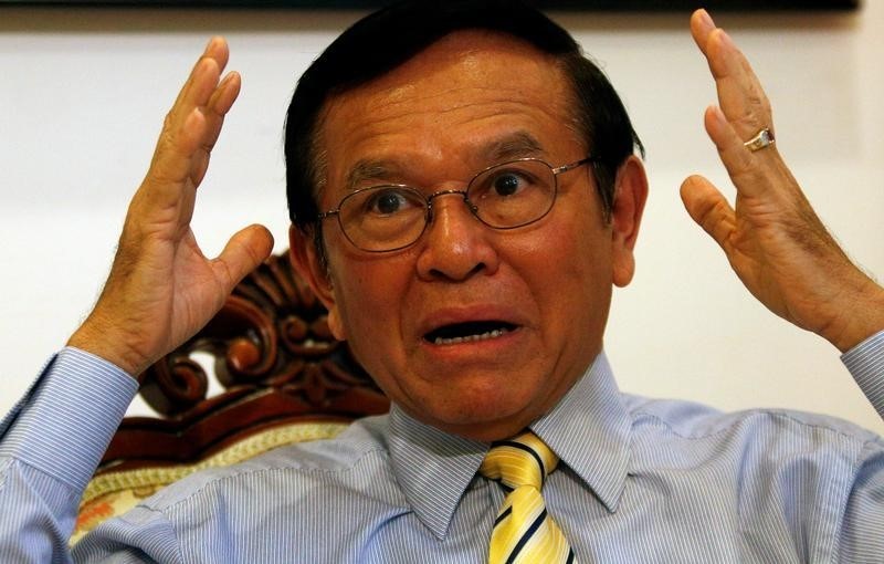 © Reuters. مقابلة-زعيم المعارضة الكمبودية يقول إن رئيس الوزراء خائف