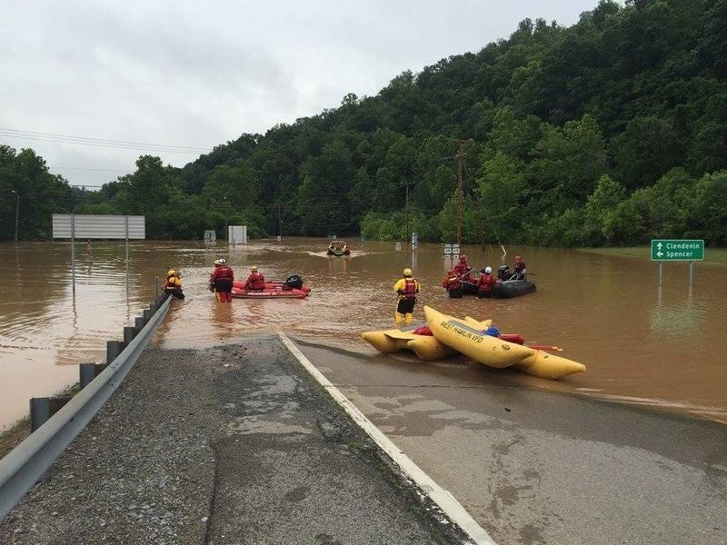© Reuters. Al menos 24 muertos en la peor inundación en un siglo en Virginia Occidental, EEUU