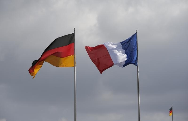 © Reuters. أرباب العمل بفرنسا وألمانيا يدعون لمزيد من التقارب الأوروبي