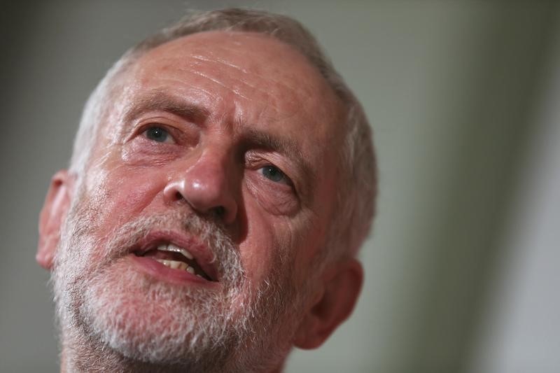 © Reuters. Crisis en los laboristas británicos al cesar su líder al responsable de Exteriores