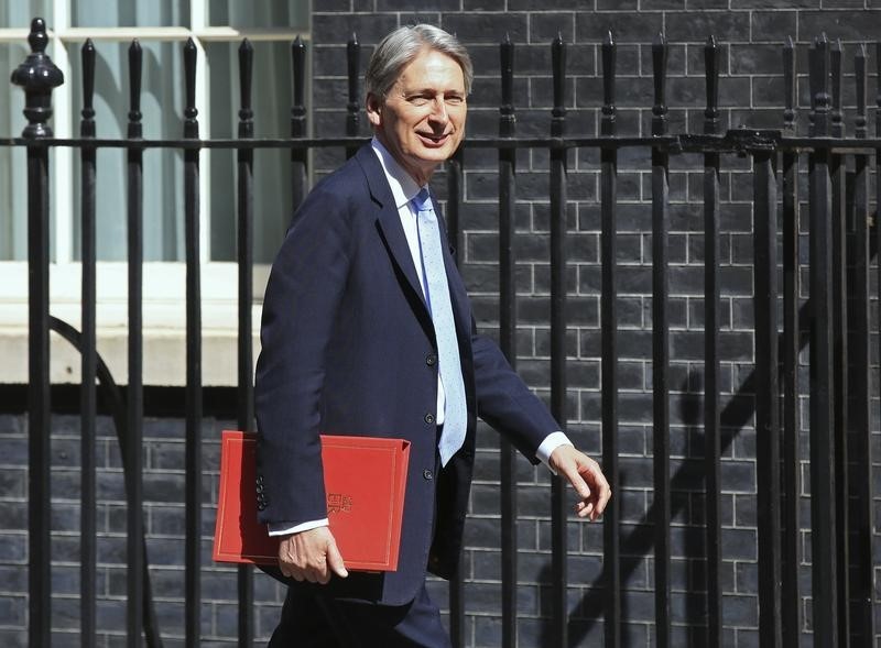 © Reuters. هاموند: مجلس الوزراء البريطاني مستمر في عمله