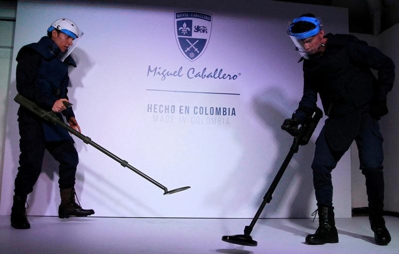 © Reuters. Colombia celebra un inusual desfile de una colección de prendas blindadas