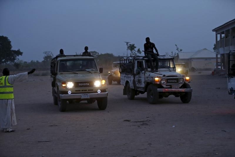 © Reuters. Vehicles transporting women and children rescued from Boko Haram in Sambisa forest by Nigeria Military arrive at the Internally displaced people's camp in Yola