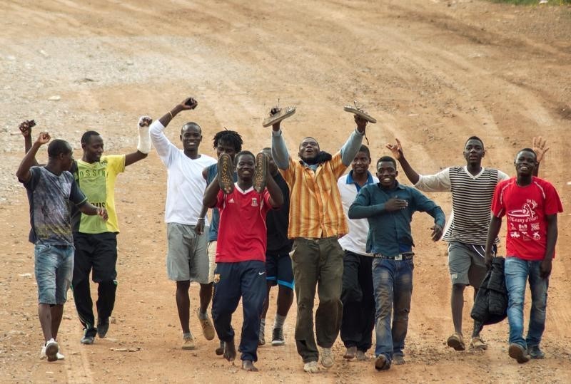 © Reuters. Un grupo de inmigrantes consigue saltar la valla de Melilla