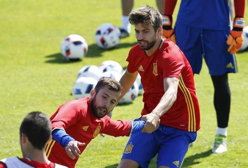© Reuters. España, ante un desafío familiar en un choque de pesos pesados contra Italia