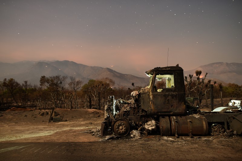 © Reuters. A burned out truck rests on a roadside after the Erskine Fire burned through Weldon