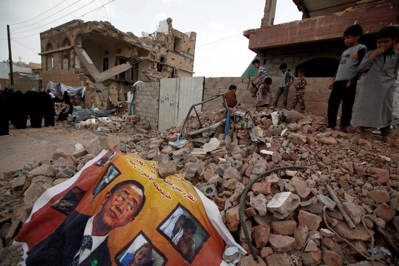 © Reuters. سكان يقولون إن سبعة قتلوا في ضربات جوية قادتها السعودية باليمن