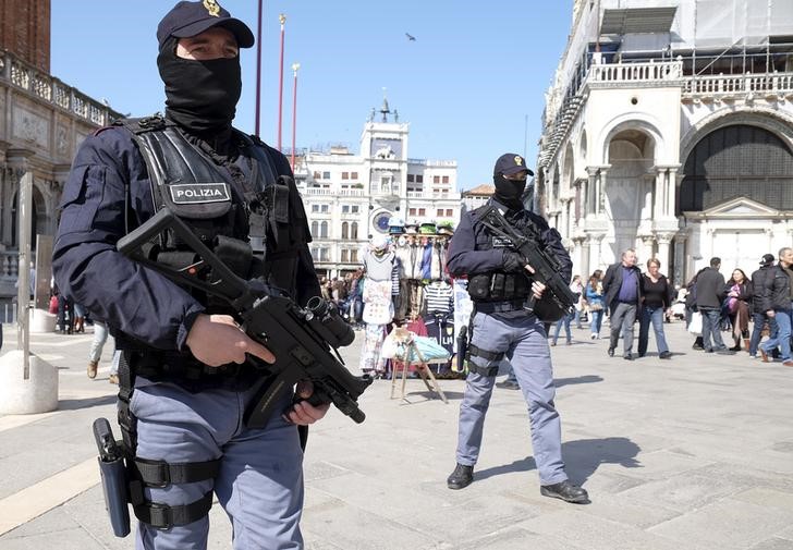 © Reuters. إيطاليا تعتقل ثاني أهم مطلوب من زعماء المافيا