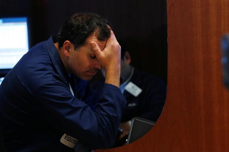 © Reuters. A trader works on the floor of the New York Stock Exchange (NYSE) in New York