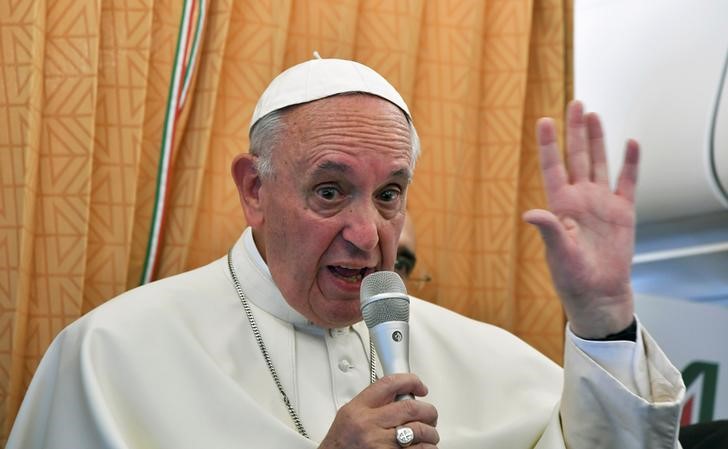 © Reuters. البابا يقول على الكنيسة طلب الصفح من المثليين على سوء معاملتهم في السابق