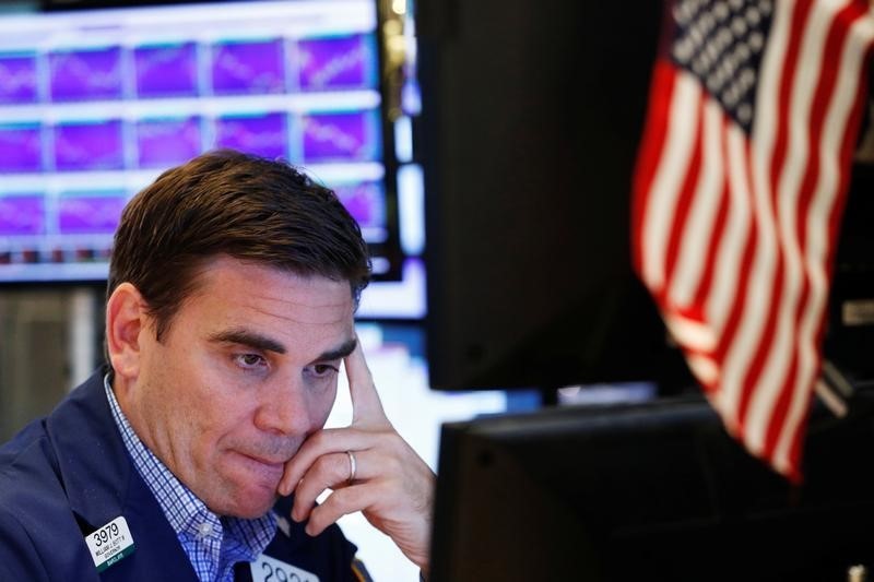 © Reuters. A trader works on the floor of the New York Stock Exchange (NYSE) in New York