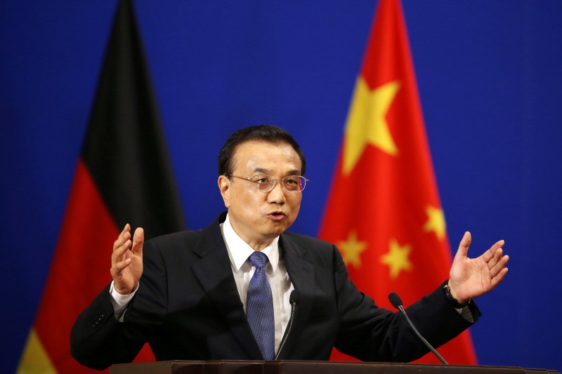 © Reuters. Chinese Premier Li Keqiang delivers a speech during the China-Germany Economic and Technological Cooperation Forum at the Great Hall of the People in Beijing