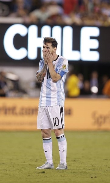 © Reuters. ميسي يقول إنه سيعتزل اللعب الدولي مع الأرجنتين