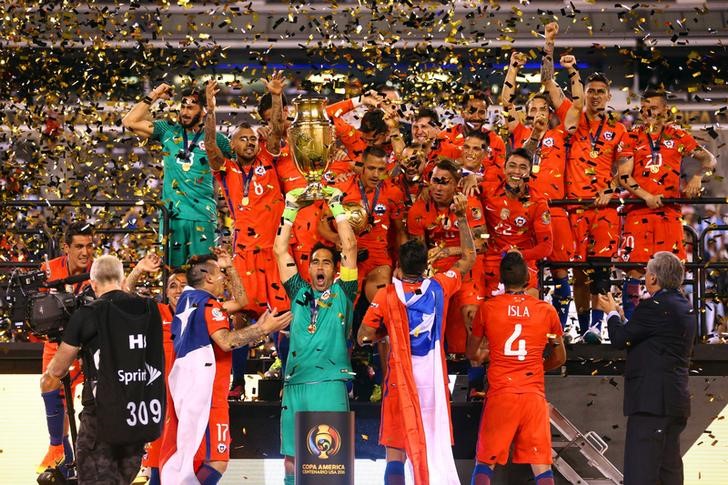 © Reuters. Chile vence por penaltis a Argentina y gana la Copa América Centenario