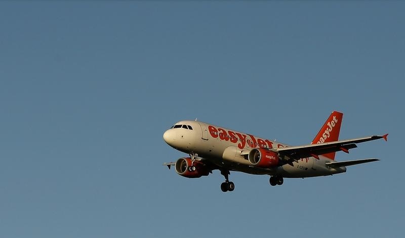 © Reuters. File photo of an easyJet aircraft preparing to land at Manchester Airport in northern England