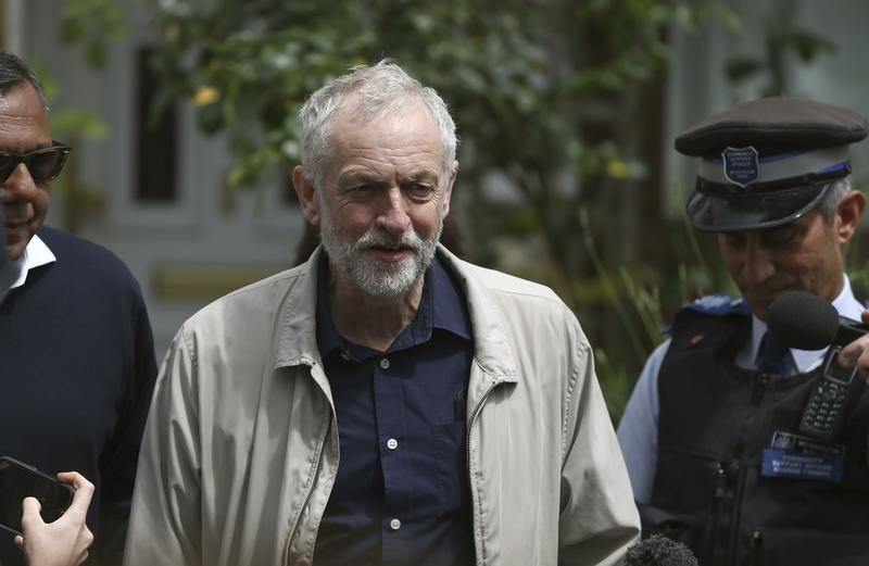 © Reuters. Britain's opposition Labour Party leader Jeremy Corbyn leaves his home in London