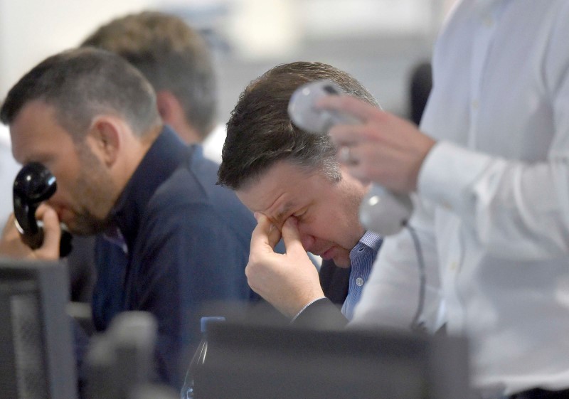 © Reuters. Brokers react on a trading floor at BGC, in the Canary Wharf financial district of London