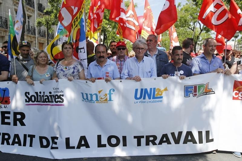 © Reuters. LA MANIFESTATION DE MARDI À PARIS CONTRE LA LOI TRAVAIL AUTORISÉE